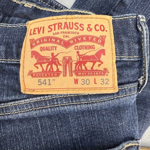 Levi's 541 Jeans Men's 30x32 Dark Blue Straight Leg Preppy Normcore Classic FIt - Picture 3 of 10